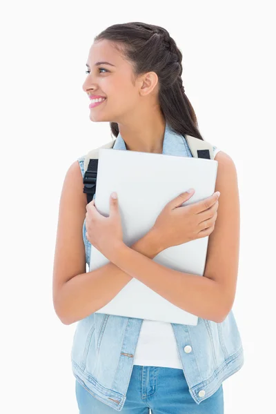 Jolie étudiante tenant son ordinateur portable — Photo