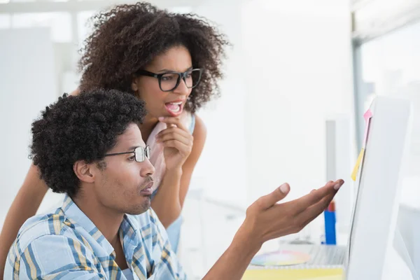 Junges Design-Team arbeitet am Schreibtisch zusammen — Stockfoto