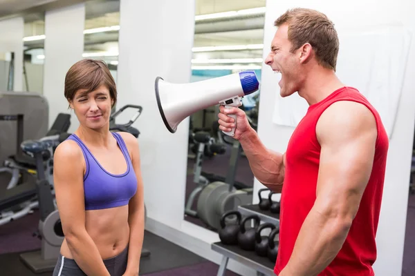 Personal trainer shouting at client through megaphone — Stock Photo, Image