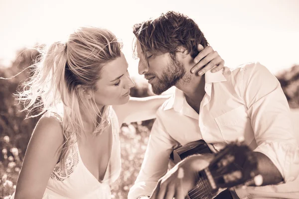 Homem serenata namorada com guitarra — Fotografia de Stock