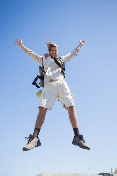 Escursionista che salta in cima — Foto Stock