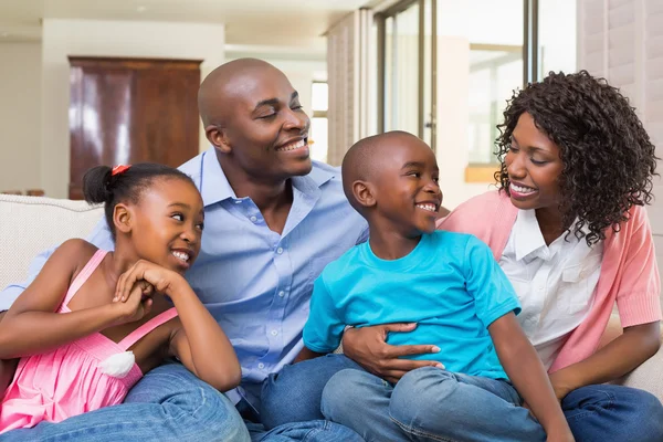 Famille heureuse se détendre sur le canapé — Photo