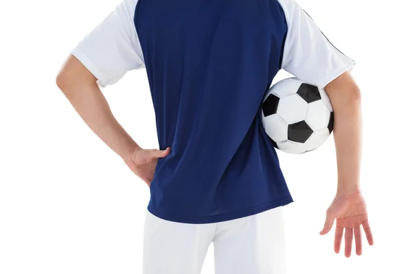 Fußballspieler im blauen Trikot mit Ball — Stockfoto