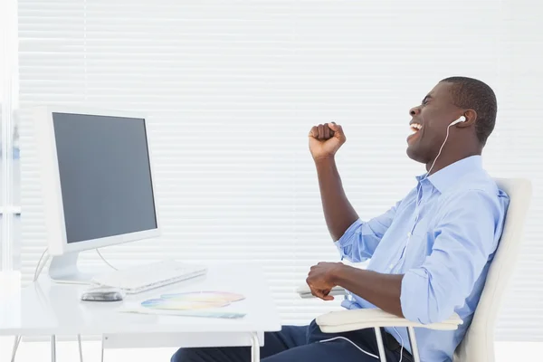 Empresario escuchando música mientras trabaja —  Fotos de Stock