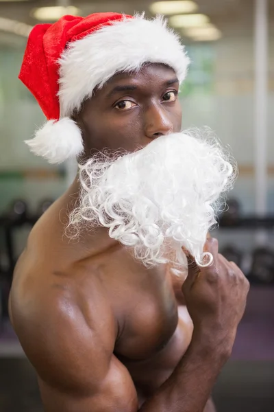 サンタの帽子に上半身裸のマッチョな男の肖像 — ストック写真