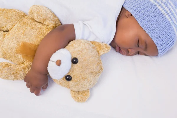 Adorable bebé niño durmiendo pacíficamente con teddy —  Fotos de Stock