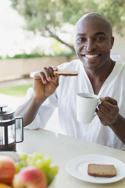 Bell'uomo in accappatoio che fa colazione fuori — Foto Stock