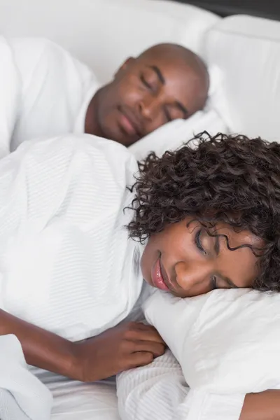 Happy couple lying in bed together sleeping — Stock Photo, Image
