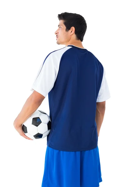 Jugador de fútbol en azul sosteniendo la pelota — Foto de Stock