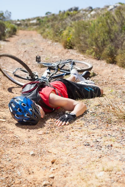 Ciclista ferito sdraiato a terra dopo un incidente — Foto Stock