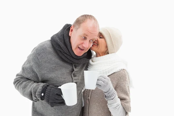 Gelukkig volwassen paar in de winter kleding houden mokken — Stockfoto