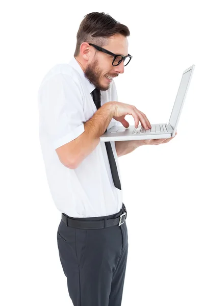 Geeky zakenman met behulp van zijn laptop — Stockfoto