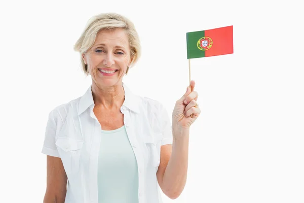 Heureuse femme mature tenant le drapeau portugais — Photo