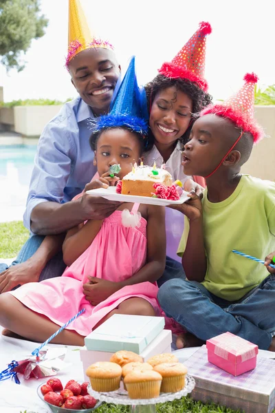 幸福的家庭庆祝生日 — 图库照片
