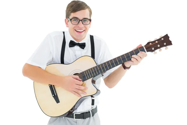 Гики-хипстер, играющий на гитаре и поющий — стоковое фото