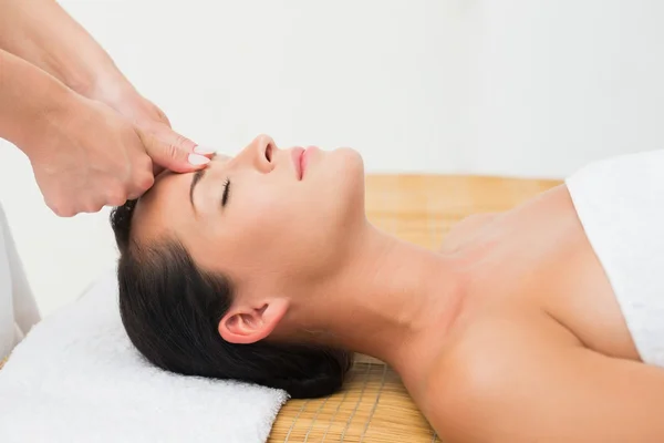 Morena sorridente desfrutando de uma massagem na cabeça — Fotografia de Stock