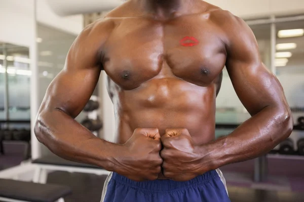 Musculoso hombre flexionando los músculos en el gimnasio —  Fotos de Stock