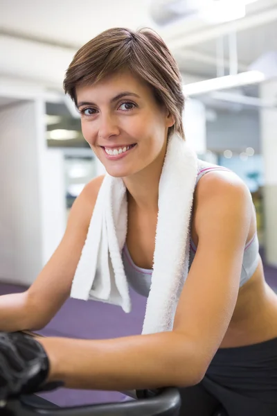 Přizpůsobit usmívající se žena cvičit na rotopedu — Stock fotografie