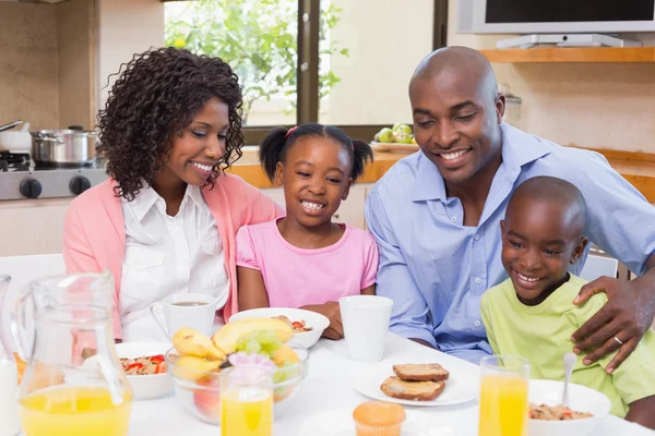 Família feliz tomando café da manhã juntos pela manhã — Fotografia de Stock