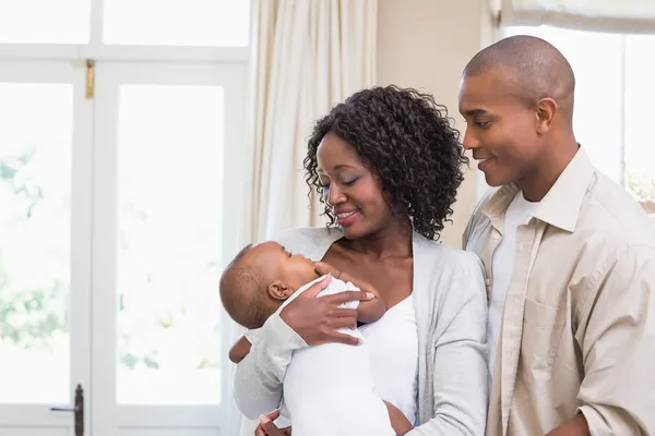 Gelukkige jonge ouders tijd doorbrengen met baby — Stockfoto