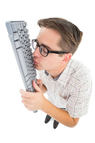 Geeky hipster beijando seu teclado — Fotografia de Stock