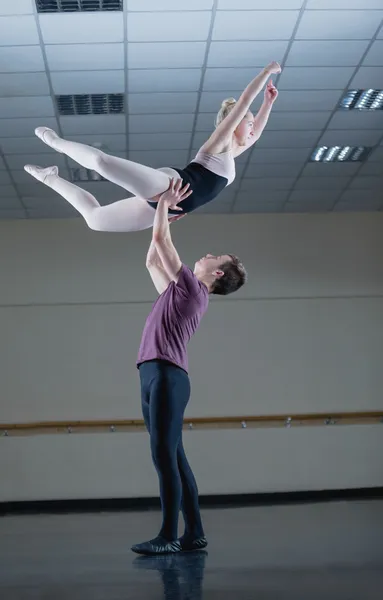 Partnerzy balet taniec wdziękiem razem — Zdjęcie stockowe