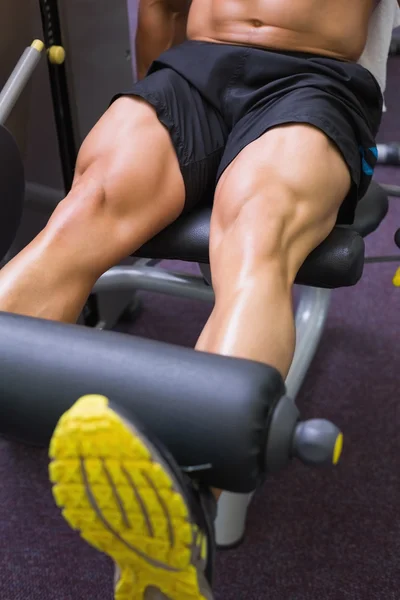 Seção média do homem muscular fazendo um treino de perna — Fotografia de Stock