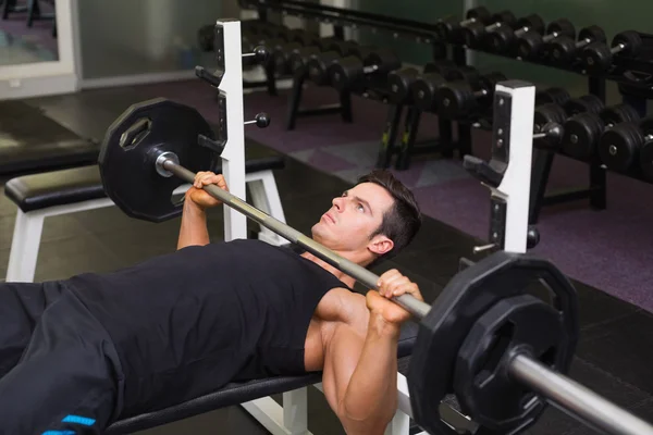 Homem muscular determinado levantando barbell — Fotografia de Stock