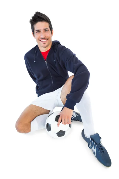 Voetbal speler zitten met bal — Stockfoto