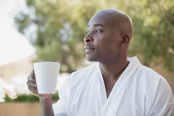 外のコーヒーを飲んでいるバスローブでハンサムな男 — ストック写真