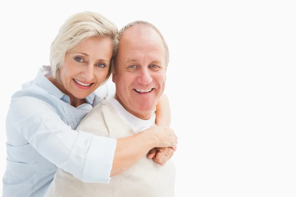 Felice coppia matura sorridente alla macchina fotografica — Foto Stock