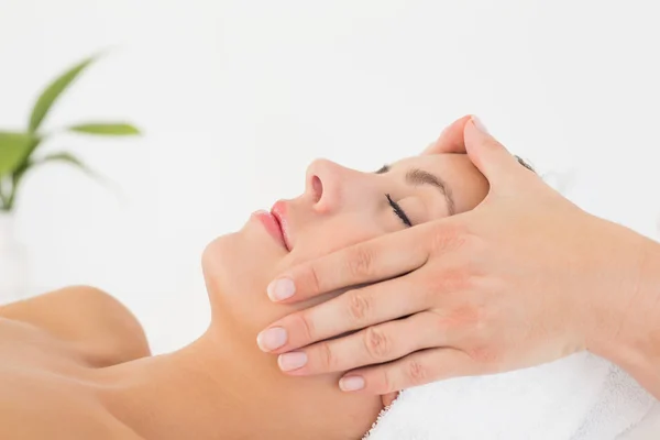 Attraktiv kvinna ha fått ansikts massage på spacenter — Stockfoto