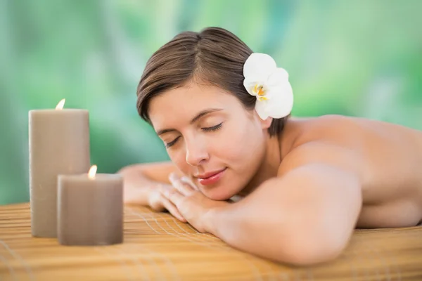 Mulher bonita na mesa de massagem — Fotografia de Stock