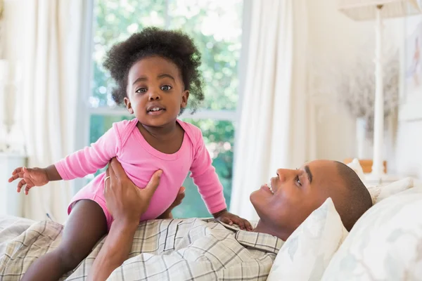 Vater und kleines Mädchen liegen zusammen im Bett — Stockfoto