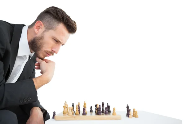 Hipster biznesmen gry w szachy — Zdjęcie stockowe