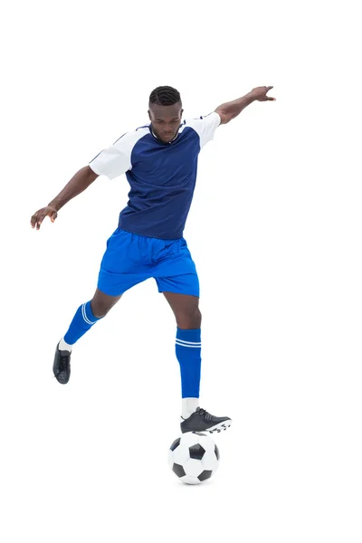 Jugador de fútbol en azul patada pelota — Foto de Stock