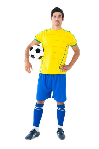 Joueur de football en jaune tenant le ballon — Photo