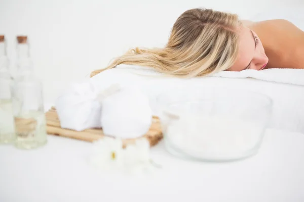 Vacker blondin ligga på massagebänk — Stockfoto