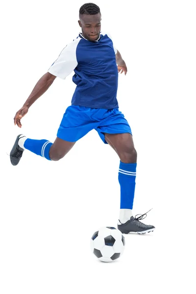 Jugador de fútbol en azul patada pelota —  Fotos de Stock