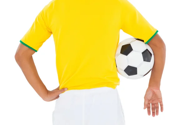 Piłkarz w kuli żółty gospodarstwa — Zdjęcie stockowe