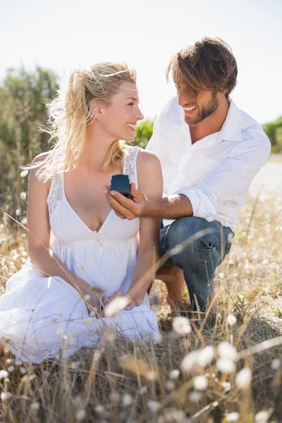 Homem em casamento para sua namorada — Fotografia de Stock