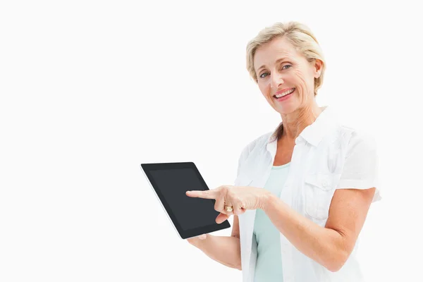 Mujer madura feliz apuntando a la tableta PC — Foto de Stock