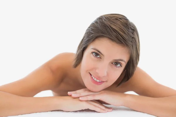 Retrato de cerca de una hermosa joven sobre una mesa de masaje —  Fotos de Stock