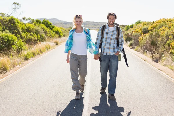 Pareja en la carretera cogida de la mano —  Fotos de Stock