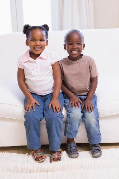 Šťastný sourozenci se usmívá na fotoaparát dohromady — Stock fotografie
