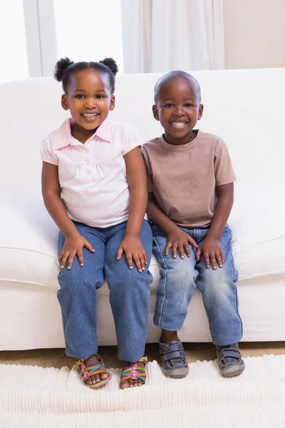 Heureux frères et sœurs souriant à la caméra ensemble — Photo