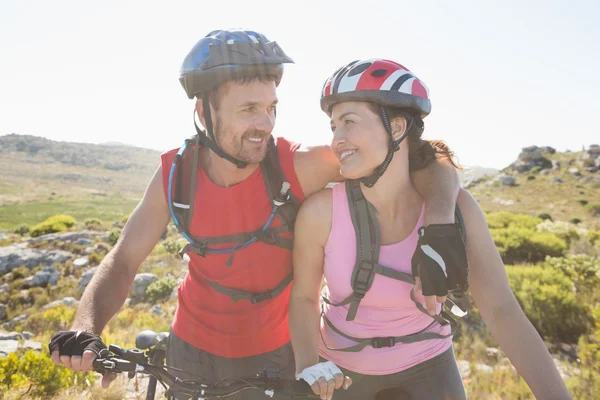 Passa cyklist par leende tillsammans på skogsstig — Stockfoto