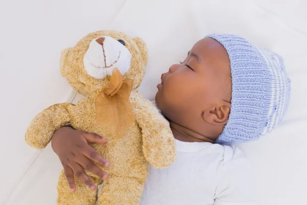 Entzückender kleiner Junge schläft friedlich mit Teddy — Stockfoto