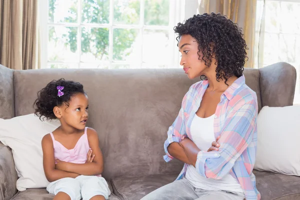 Jolie mère assise avec sa fille pétulante — Photo