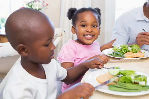 Familie genießt gesundes Essen zusammen mit Tochter — Stockfoto